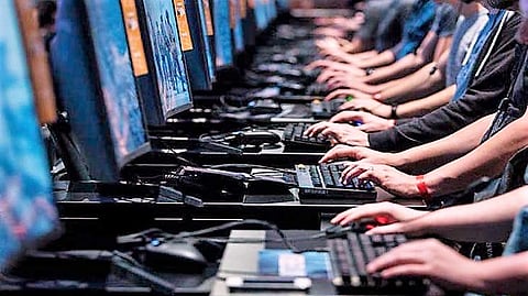 بالفيديو.. «أمن الدولة» تحذِّر من الجيوش الرقمية: تستغلّ الشائعة وتصنع منها قصصًا كاذبة