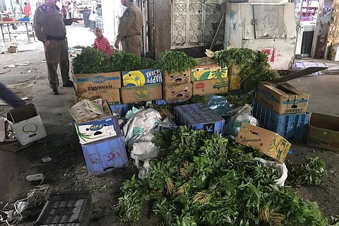 بالصور.. مداهمة سوق النكاسة بمكة وإتلاف أطنان من الغذاء التالف وضبط مخالفين