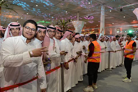 بالصور.. الجماهير تتقاسم النجومية مع السكران والمسردي في موسم الرياض