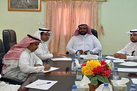 بالصور.. رئيس بلدية الداير يبحث مشروعات السفلتة والنظافة وتسوير المقابر