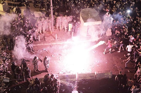 القوى الأمنية اللبنانية تفرق المتظاهرين وسط بيروت