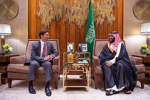 ولي العهد يستعرض مع وزير الدفاع الأمريكي مجالات التعاون العسكري بين البلدين