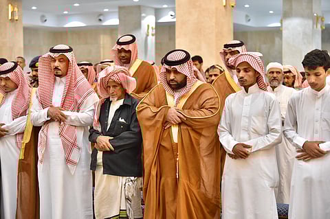 بالصور.. نائب أمير جازان يؤدي صلاة الميت على الشهيد غزواني