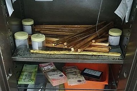 بالصور.. ضبط مليوني ريال و10 كيلوجرامات من الذهب بحوزة وافد في جدة