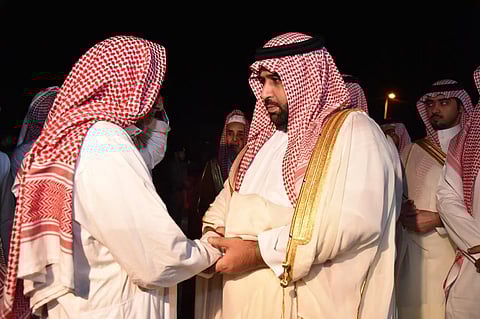 بالصور.. نائب أمير جازان ينقل تعازي القيادة لوالد وذوي الشهيد إبراهيم كليبي