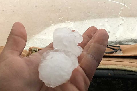 بالفيديو.. أمطار رعدية غزيرة تشِّل حركة السير بالطريق الدولي بالحدود الشمالية