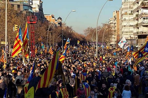 مئات الآلاف من مؤيدي الانفصال عن إسبانيا يتظاهرون في شوارع كتالونيا