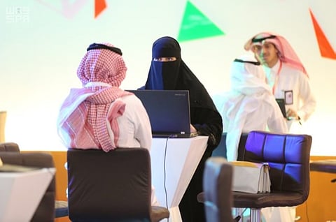 أمير الشرقية يدشن أعمال وفعاليات ملتقى لقاءات «هدف» بالدمام