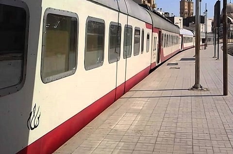 «التذكرة القاتلة».. محصل تذاكر يلقي بشابين من قطار مسرع في مصر