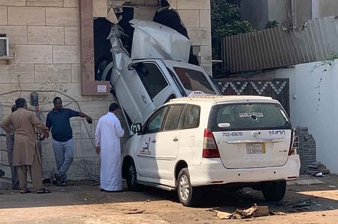 بالفيديو.. سيارة طبيب تقتحم منزلًا بجدة وتستقر في مجلس الضيوف
