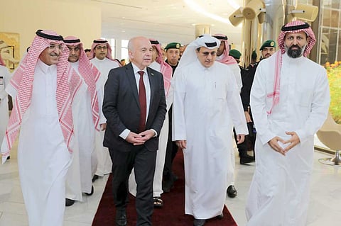 بالصور.. رئيس الاتحاد السويسري يزور الأكاديمية المالية