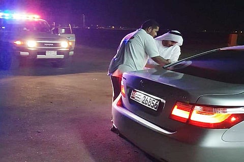 حرس الحدود ينقذ عائله إماراتية نفد خزان مركبتهم بالشرقية