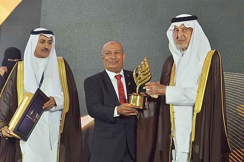 بالصور.. أمير مكة يتوج الفائزين بجائزة عبدالله الفيصل العالمية للشعر العربي