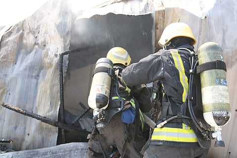 بالصور.. «مدني مكة» يسيطر على حريق بركسين في محطة وقود دون إصابات