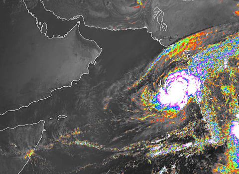 «الأرصاد» توضح آخر مستجدات إعصاري كيار ومها ببحر العرب