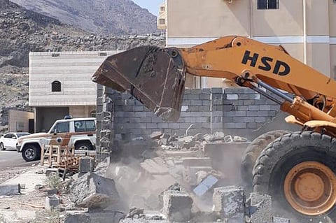 بدء إجراءات هدم 25 منزلًا آيلًا للسقوط وسط الدمام