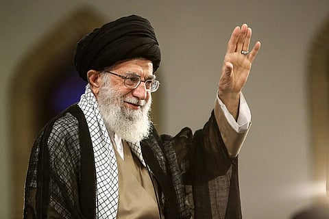 خامنئي «المنبوذ» يتمنع.. ويستغل واقعة «حصار السفارة» في دغدغة مشاعر الإيرانيين