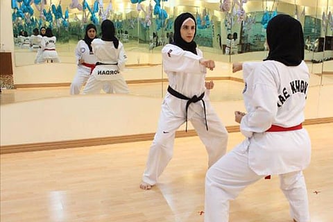 تدريب المرأة على الدفاع عن النفس.. موضة أم تجارة؟