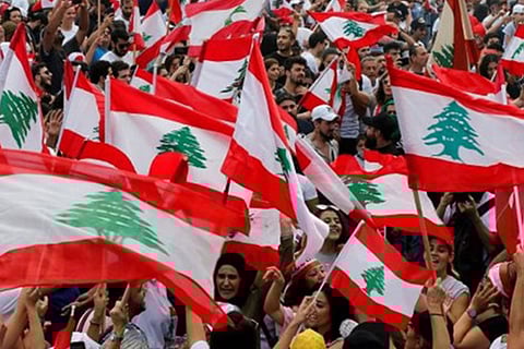 محتجون لبنانيون يخطّطون لـ«إضراب عام» ويتمسكون بـ«كلن يعني كلن»