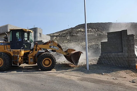 بالصور.. إزالة 20 ألف متر من التعديات على أراضٍ حكومية بمكة