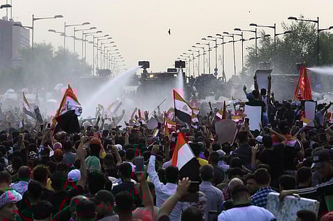 آلاف العراقيين يواصلون التظاهر.. ورفع سقف المطالب إلى حل البرلمان