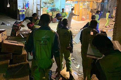 بالصور.. إتلاف 20 طنًا من اللحوم والأسماك الفاسدة بسوق النكاسة العشوائي في مكة المكرمة