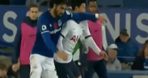 لاعب إيفرتون المصاب.. جانٍ أم مجني عليه؟