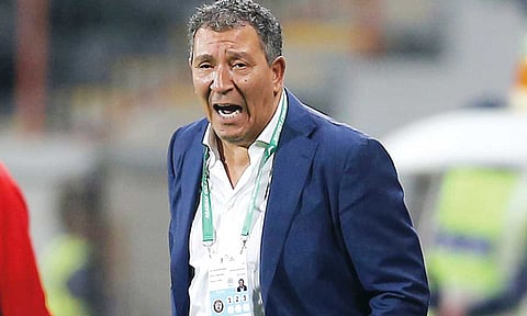 بعد تجربة «خيمينيز وفيشيو».. إدارة الاتحاد تقلص صلاحيات تين كات في صفقات الشتاء