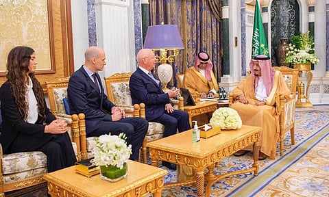 خادم الحرمين يستقبل الرئيس التنفيذي للمنتدى الاقتصادي العالمي