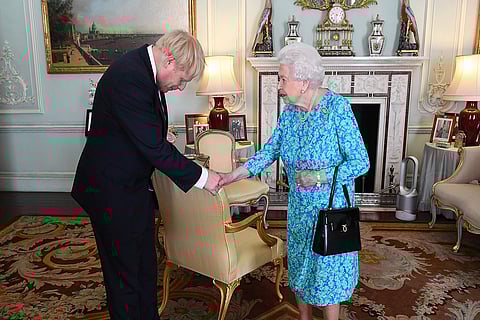 رئيس الوزراء البريطاني يقدم استقالة حكومته إلى الملكة إليزابيث الثانية