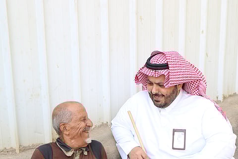 بالصور.. محافظ الداير يزور «ثمانيني القرحان» ويوجه بتلبية احتياجاته وتوصيل الكهرباء لمسكنه