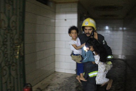 بالصور.. اندلاع حريق بإحدى عمارات شوقية مكة.. والدفاع المدني يتدخل لإخلاء السكان