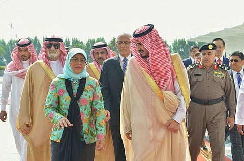 رئيسة سنغافورة تصل إلى جدة في طريقها لأداء العمرة