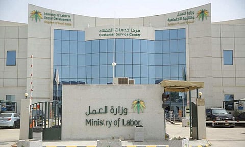 «العمل» توضح حقيقة رفع الحد الأدنى لرواتب العاملين بالقطاع الخاص