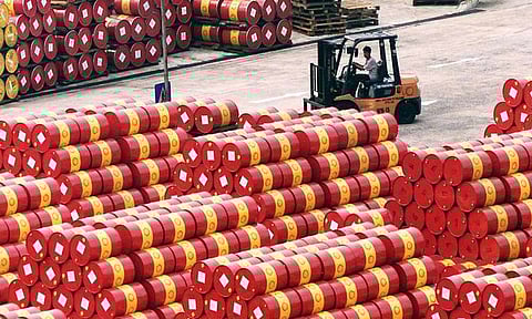 شكوك دولية ومخزونات أمريكية تهبط بأسعار النفط إلى 61.85 دولار