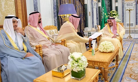 خادم الحرمين يتسلَّم رسالة من أمير الكويت