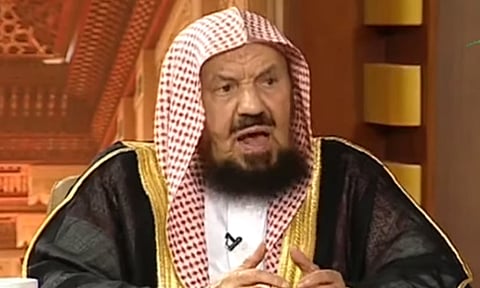 بالفيديو.. الشيخ المنيع يوضح حكم قراءة القرآن من الجوال بدون وضوء