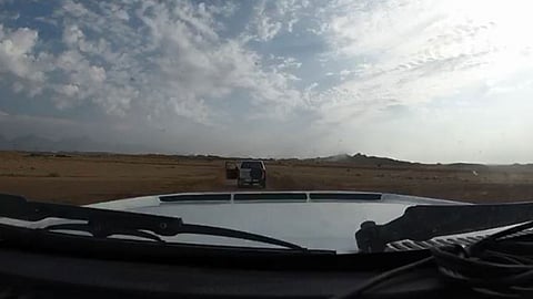 النيابة العامة تحقق في مقطع اعتراض شخص بسلاح ناري لأحد متسابقي رالي العلا