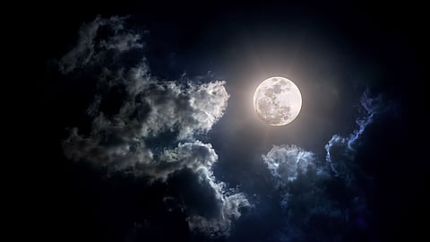 «القمر البدر» يزين سماء السعودية مساء الثلاثاء