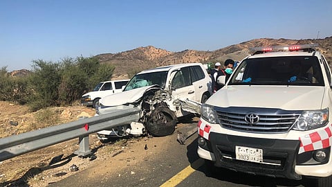 بالصور.. 3 وفيات 12 مصابًا بينهن طالبات في حادثين مروعين بالطائف