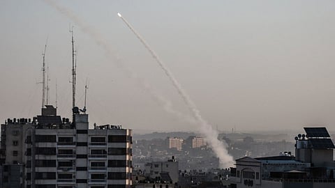 جبهة غزة- إسرائيل تشتعل.. صواريخ القطاع تُنزل المستوطنين الملاجئ