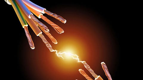 مصرع مواطن «صعقًا» بمكة.. وتدخّل لانتشال الجثة المعلّقة بعمارة سكنية