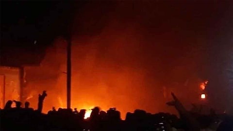 متظاهرون يحرقون منازل المسؤولين في الناصرية العراقية