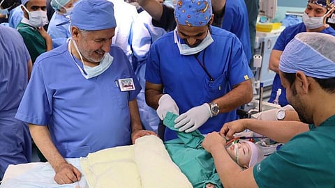 بالصور.. عبدالله الربيعة يقود رحلة فصل التوأم السيامي الليبي