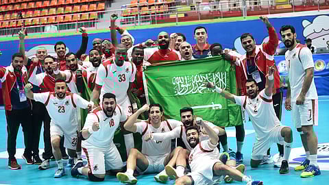 الأمير عبد العزيز بن تركي يقدم ١٠٠ ألف ريال لكل لاعب بالوحدة