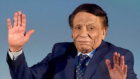 مقربون لـ«عادل إمام» ينفون وفاة الزعيم