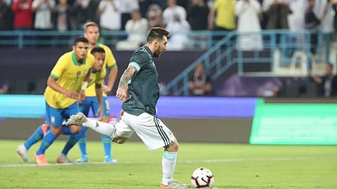 ميسي يعطي الأفضلية للأرجنتين على حساب البرازيل