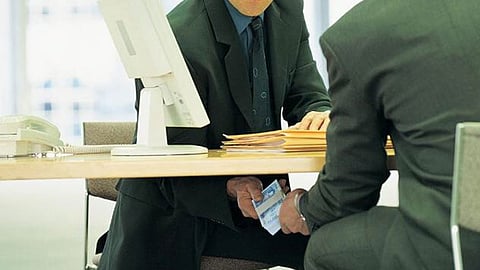 مستشار يعلق على الإطاحة بمسؤولين فاسدين: قضايا «الياقات البيضاء» الأصعب