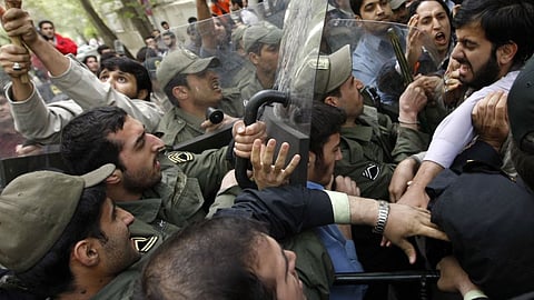 مقتل شخص بمدينة سيرجان وسط إيران في الاحتجاجات على رفع أسعار الوقود