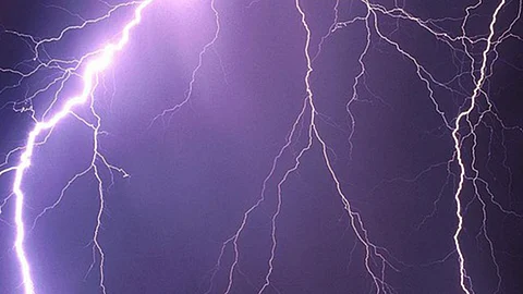 استمرار الأمطار الرعدية والرياح المثيرة للأتربة على عدة مناطق.. الأحد